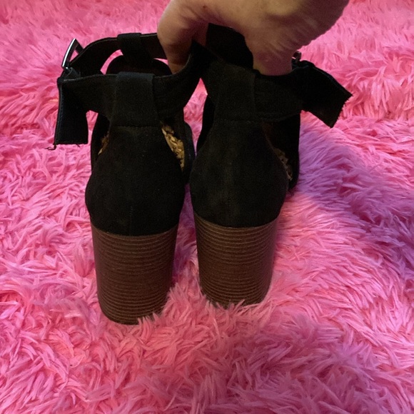 Faux suede laser cutout ankle closure open toe chunk heel black booties sz 9.5 - Picture 4 of 9